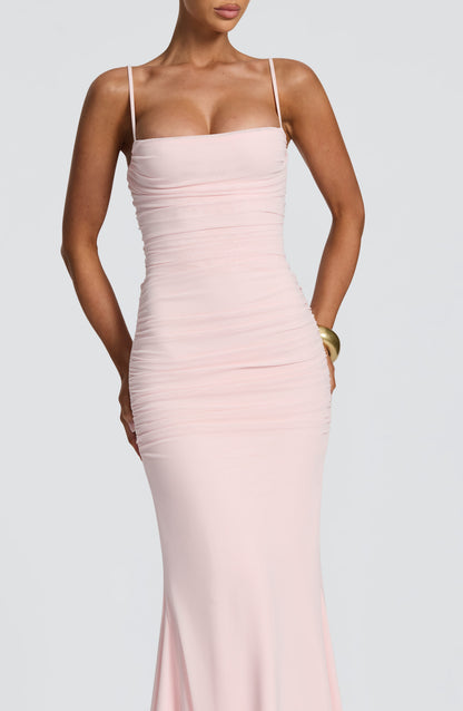 Vestido largo ZARIA rosa claro de tirantes finos con escote cuadrado fruncido