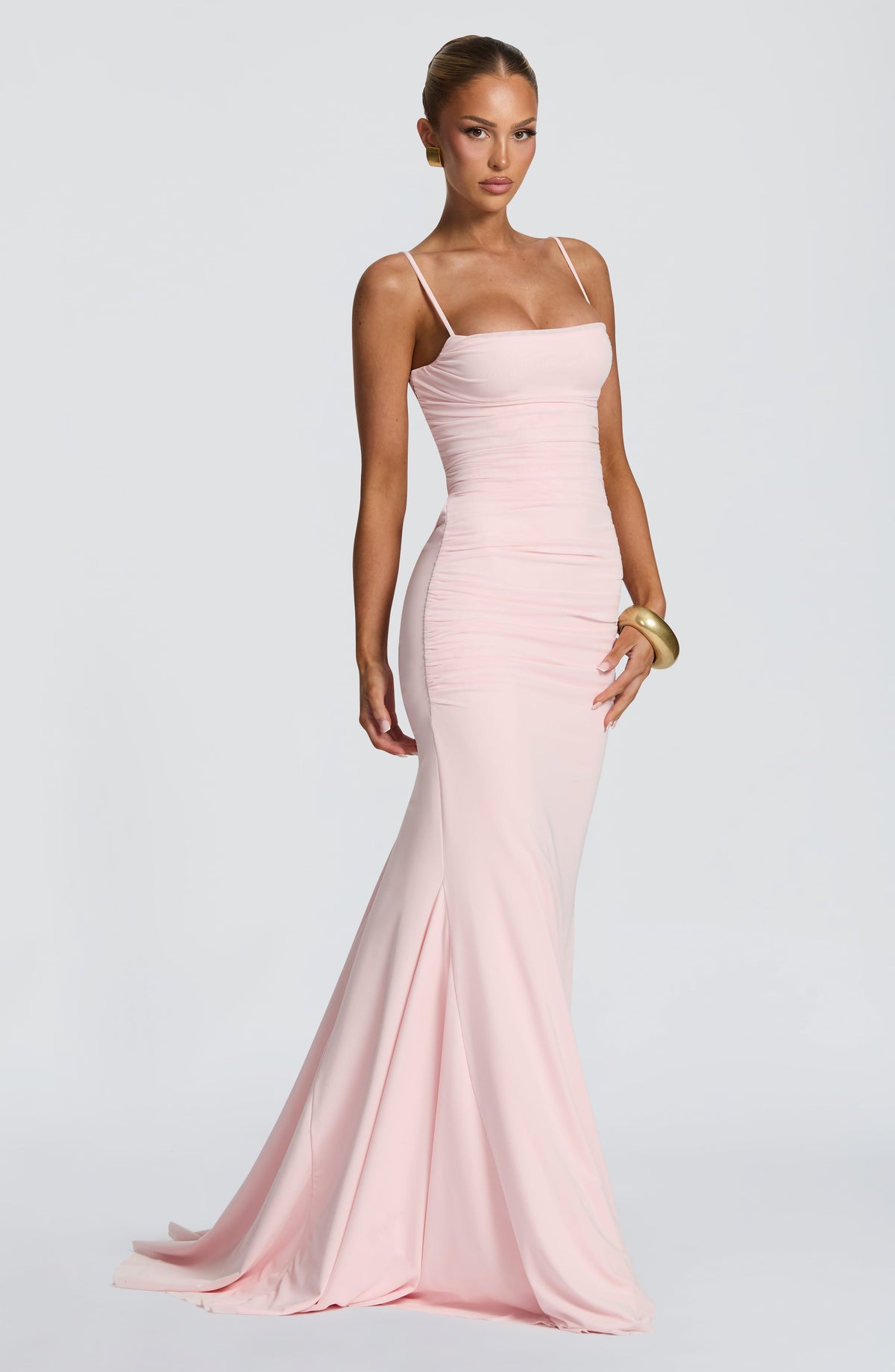Vestido largo ZARIA rosa claro con tirantes finos y fruncido drapeado