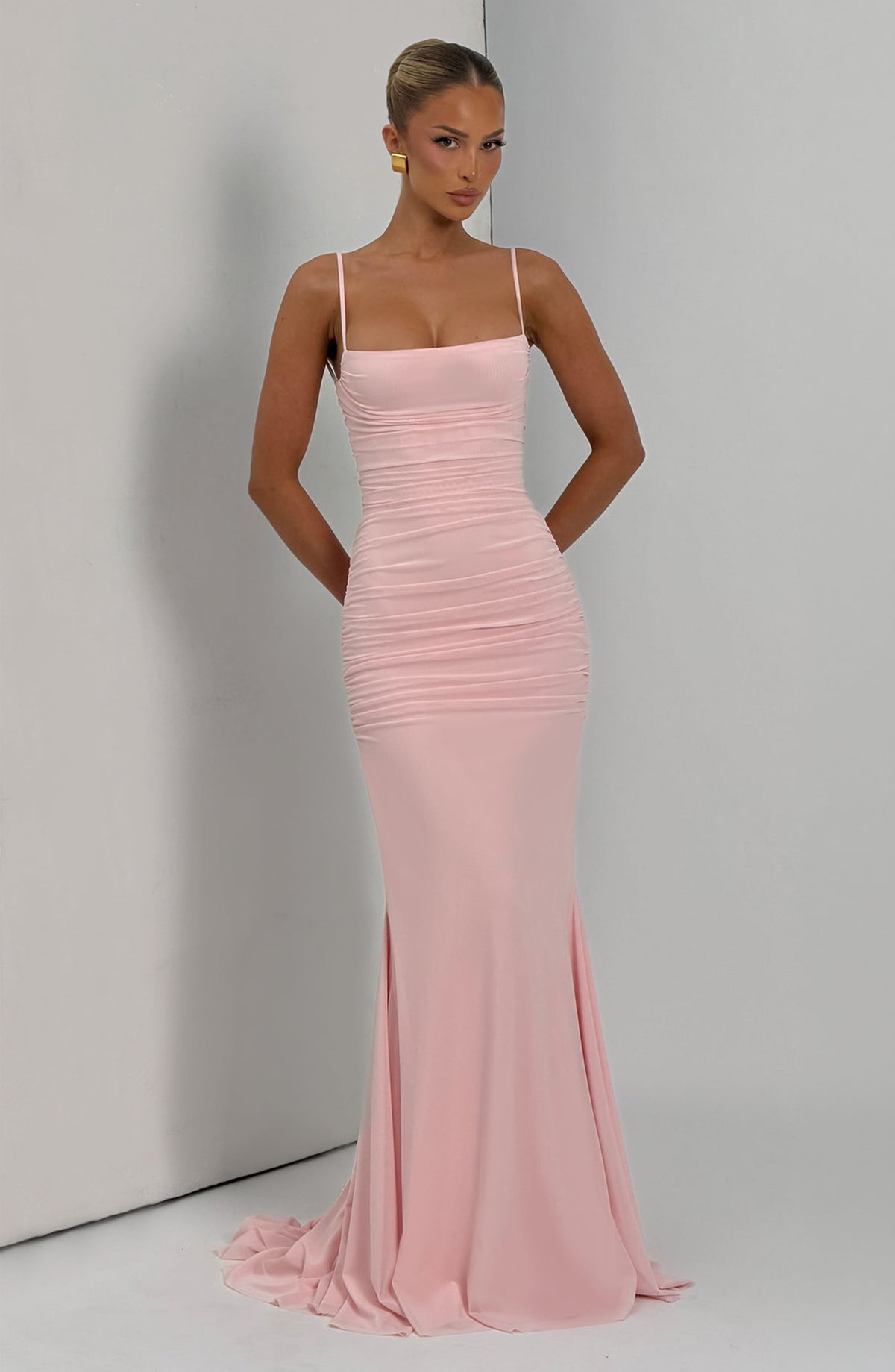 Vestido largo ZARIA rosa con fruncido en el cuerpo, corte sirena y tirantes finos