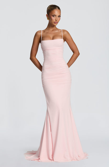 Vestido largo ZARIA rosa con tirantes finos, fruncido y corte sirena