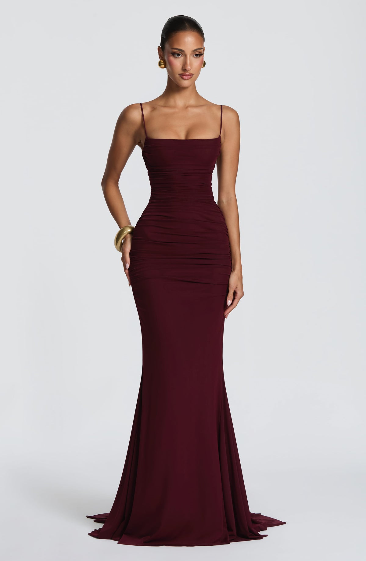 Vestido sirena burdeos con tirantes ajustados y falda entallada con caída