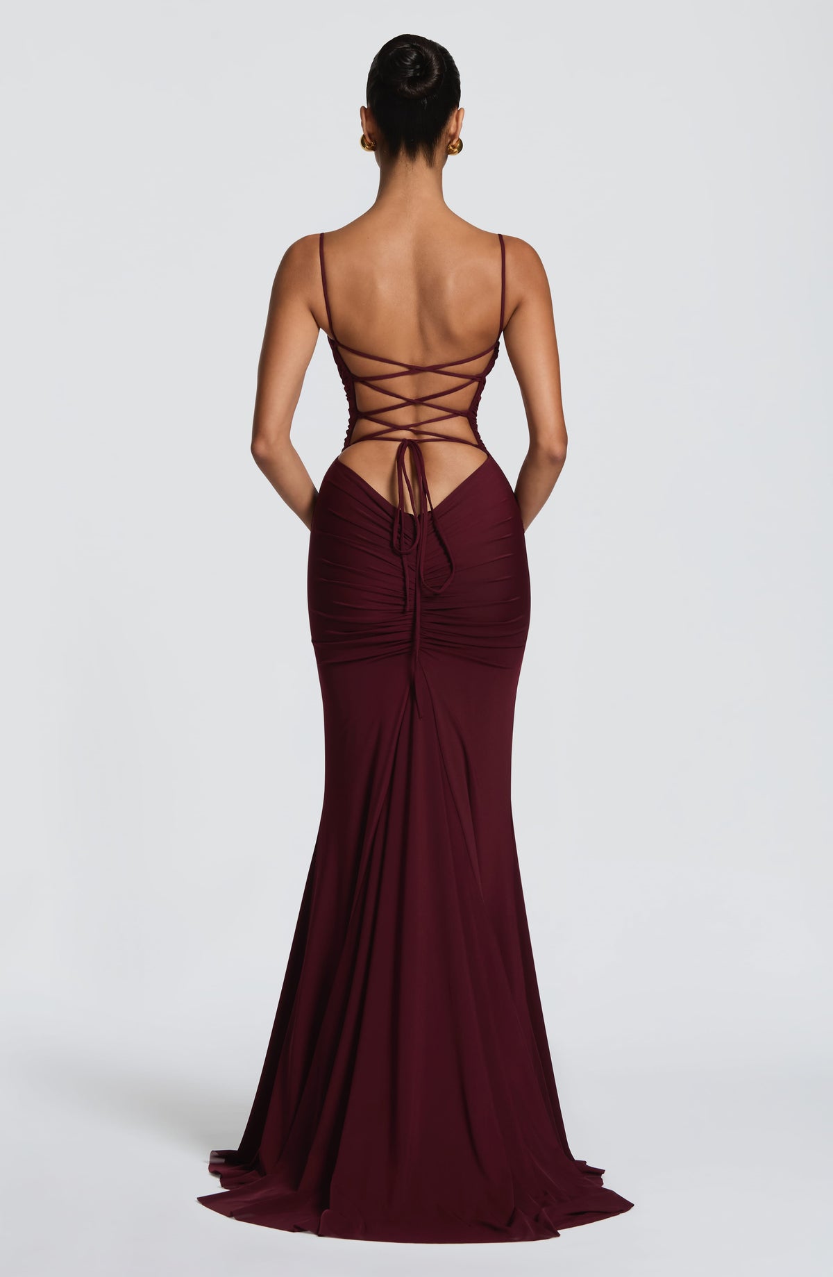 Vestido sirena burdeos con espalda cruzada y abertura tipo cola