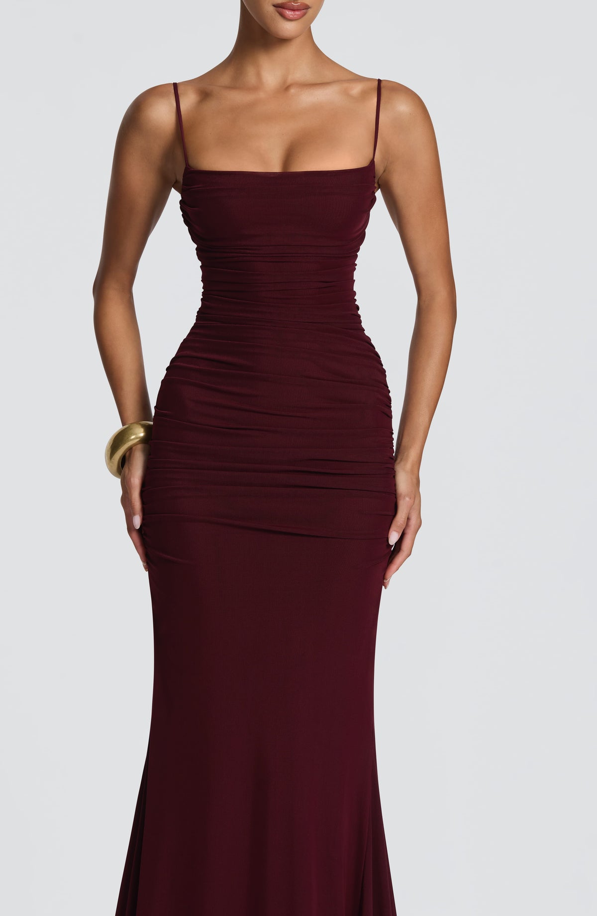 Vestido sirena burdeos con tirantes finos y frunces horizontales en el cuerpo