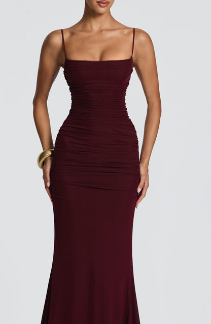 Vestido sirena burdeos con tirantes finos y frunces horizontales en el cuerpo