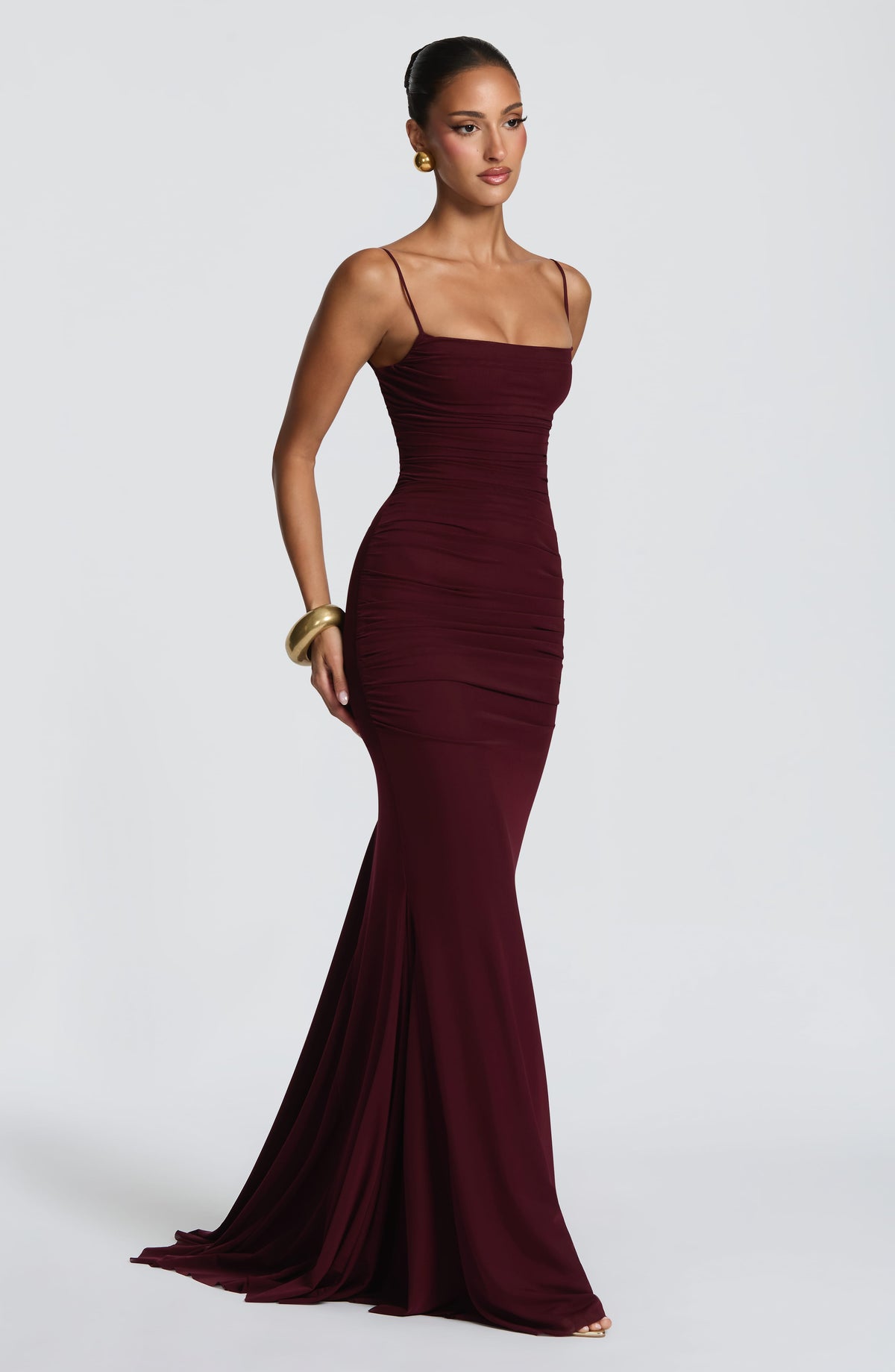 Vestido sirena burdeos con tirante fino y corte ajustado hasta la rodilla