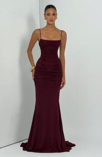 Vestido sirena burdeos con tirantes finos, fruncidos y dobladillo con cola