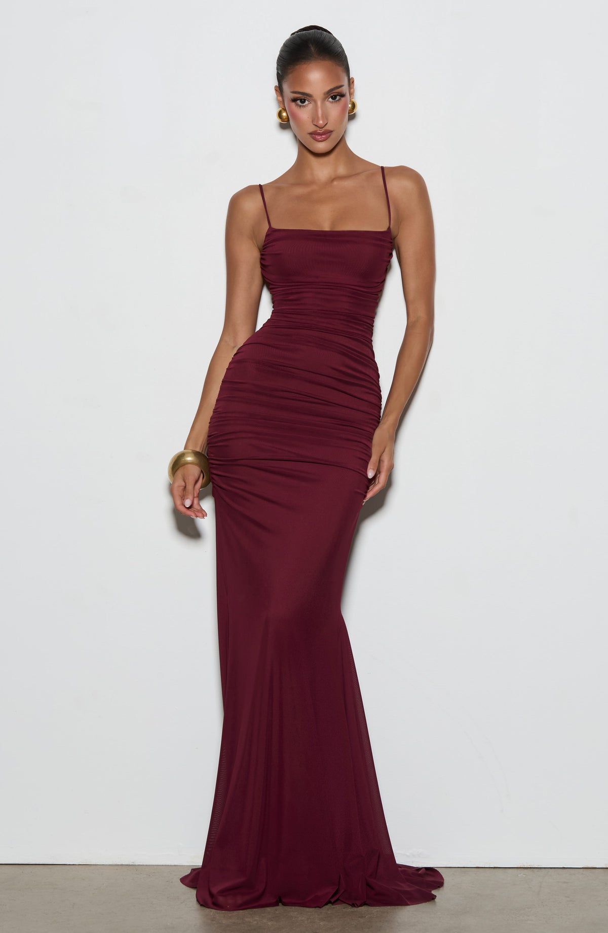Vestido sirena burdeos con tirantes finos y drapeado vertical en el torso