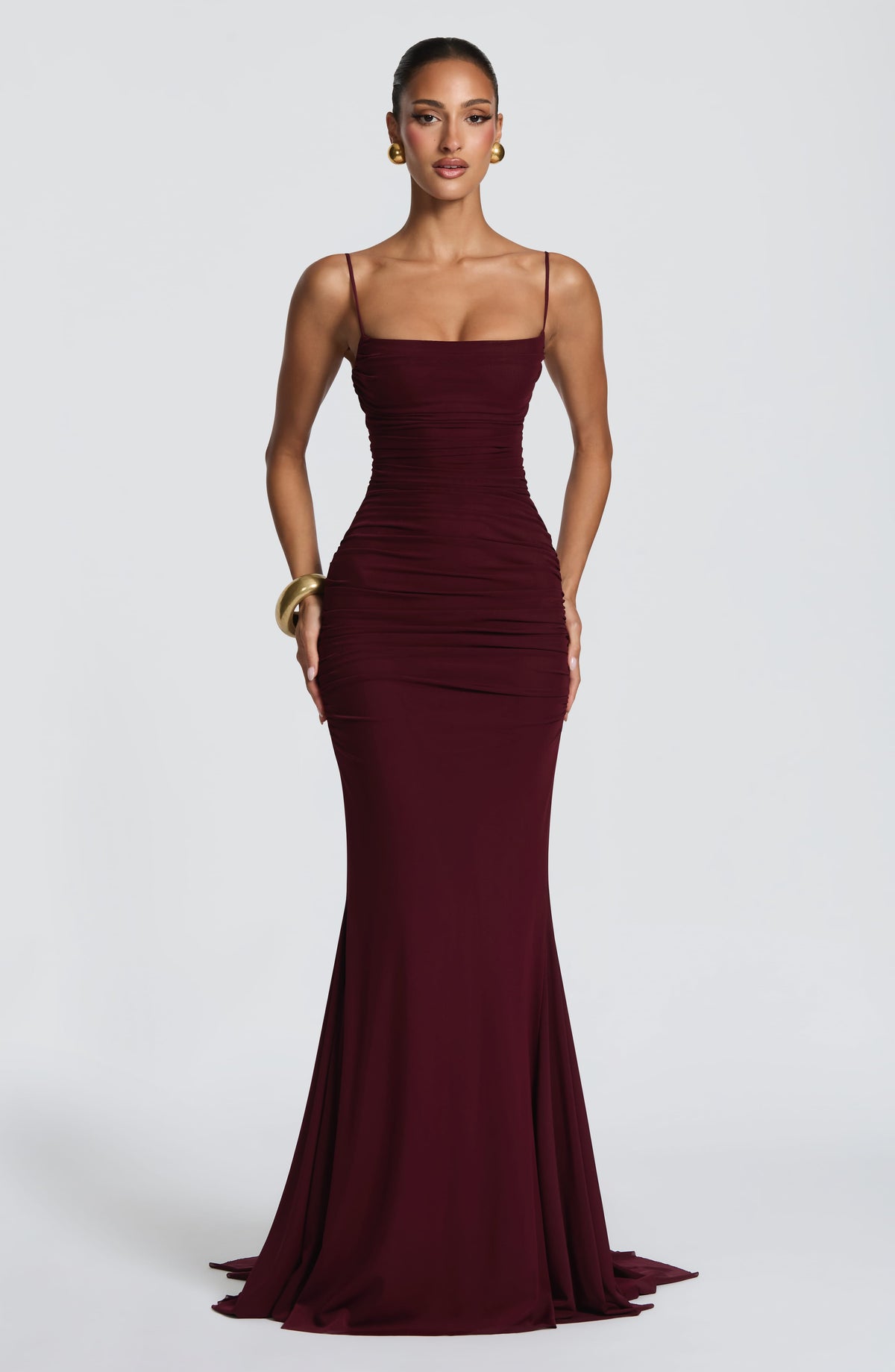 Vestido sirena burdeos con tirantes finos y fruncidos en la cintura
