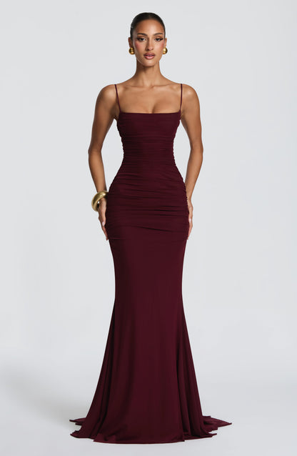Vestido sirena burdeos con tirantes finos y fruncidos en la cintura